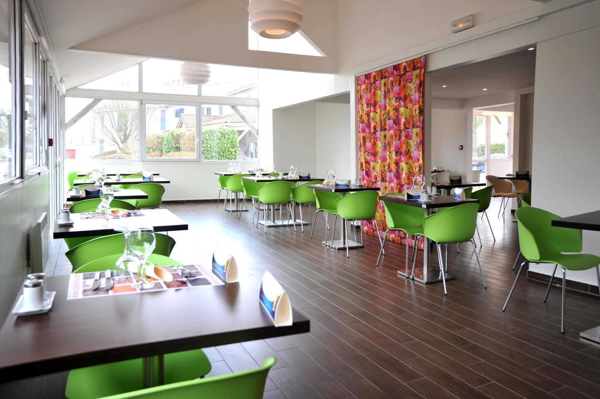 Enzo Hotels Trappes By Kyriad Direct Eksteriør billede